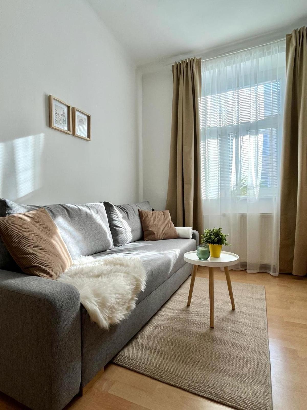 Apartment Caroline - Old Town, Ac Bratislava Extérieur photo