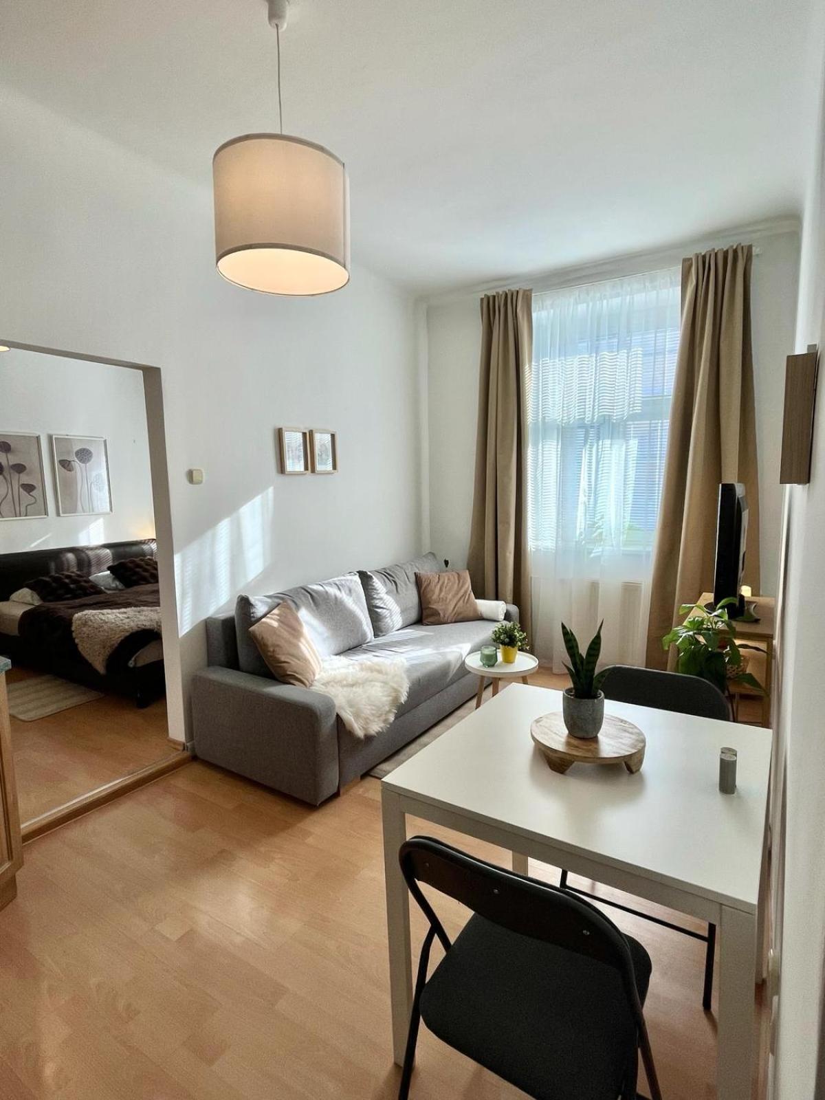 Apartment Caroline - Old Town, Ac Bratislava Extérieur photo